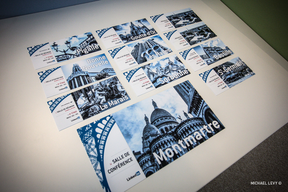 C'est le jour J ! Voici la signalétique. Les salles ont des noms de quartiers de Paris, que j'ai illustré avec des photos. J'ai aussi réalisé le design que vous voyez sur la gauche.